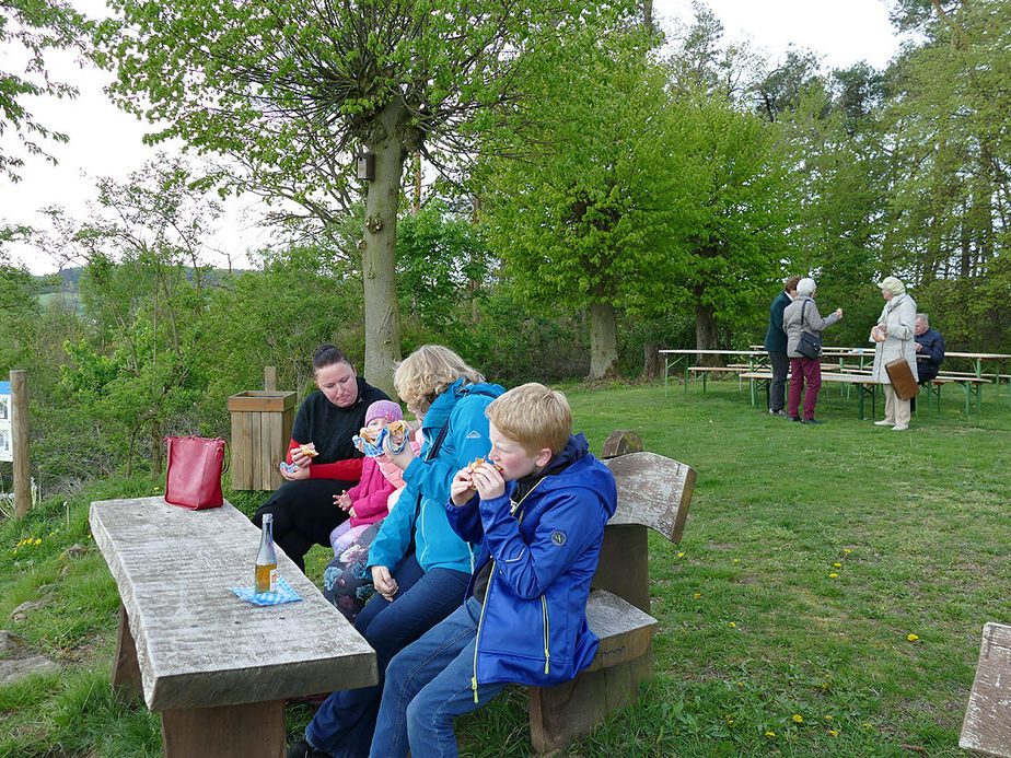 Bittprozession an der Weingartenkapelle (Foto: Karl-Franz Thiede)